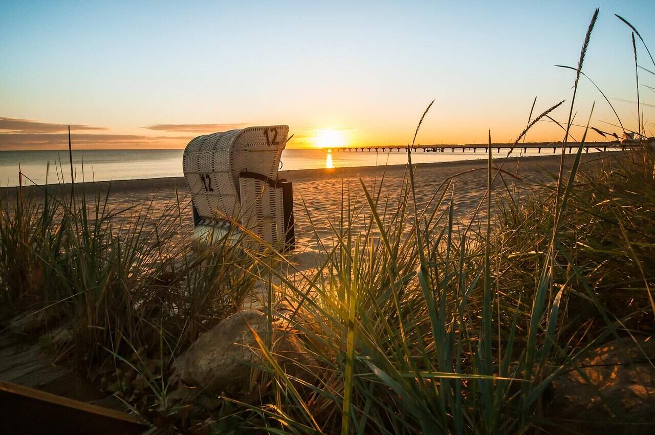 Strandkorb Sonnenaufgang Ostsee