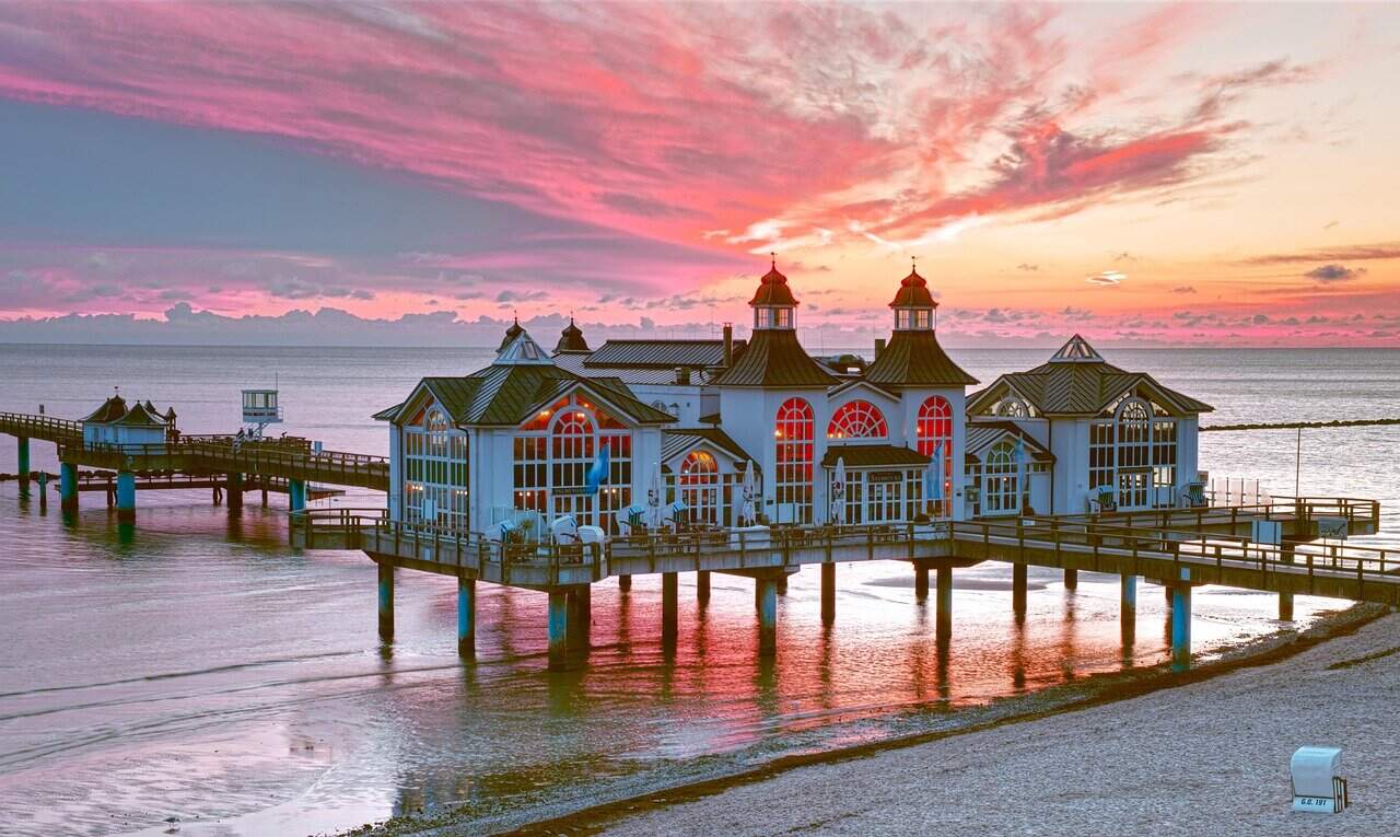 Die berühmte Seebrücke Sellin bei Sonnenuntergang
