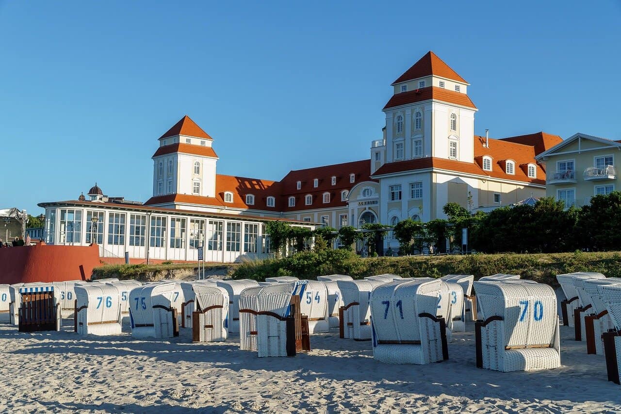 Das elegante Kurhaus Binz mit Strandkörben