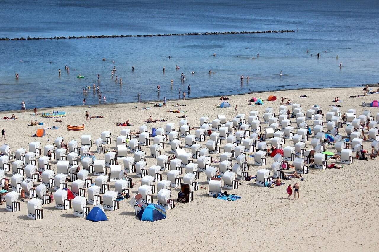 Sonnige Strandidylle mit Strandkörben auf Rügen