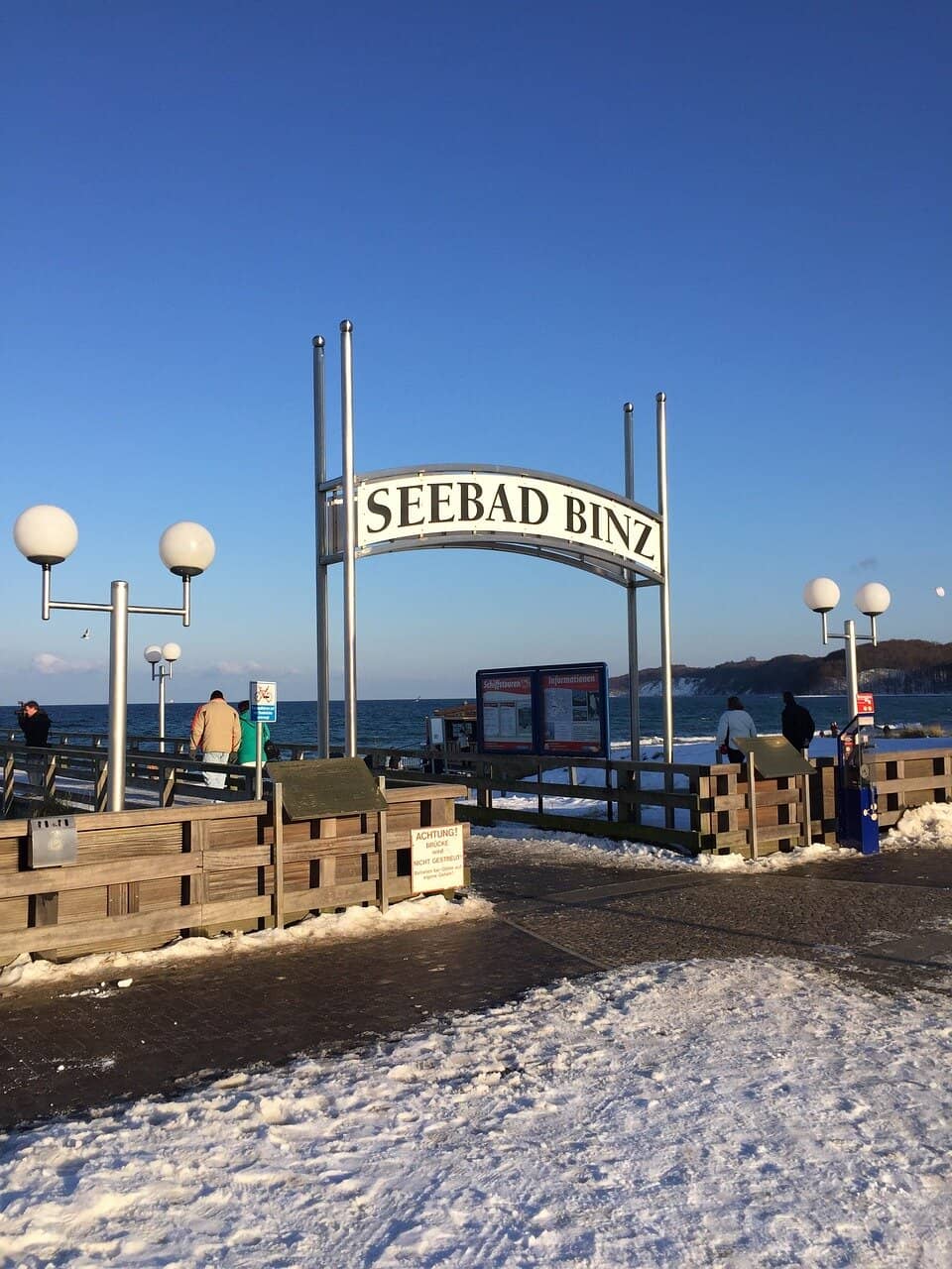 Winterliches Binz mit verschneiter Architektur