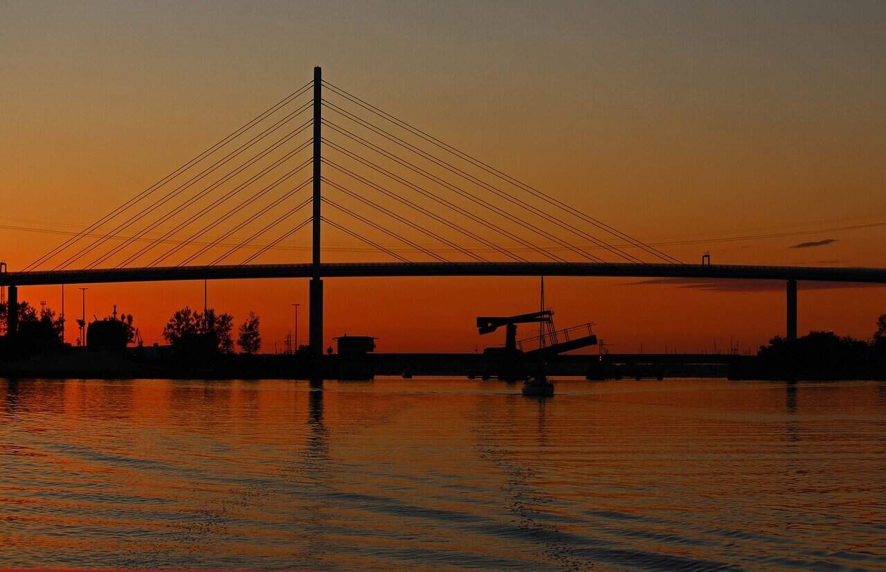 Die imposante Rügenbrücke bei Sonnenuntergang