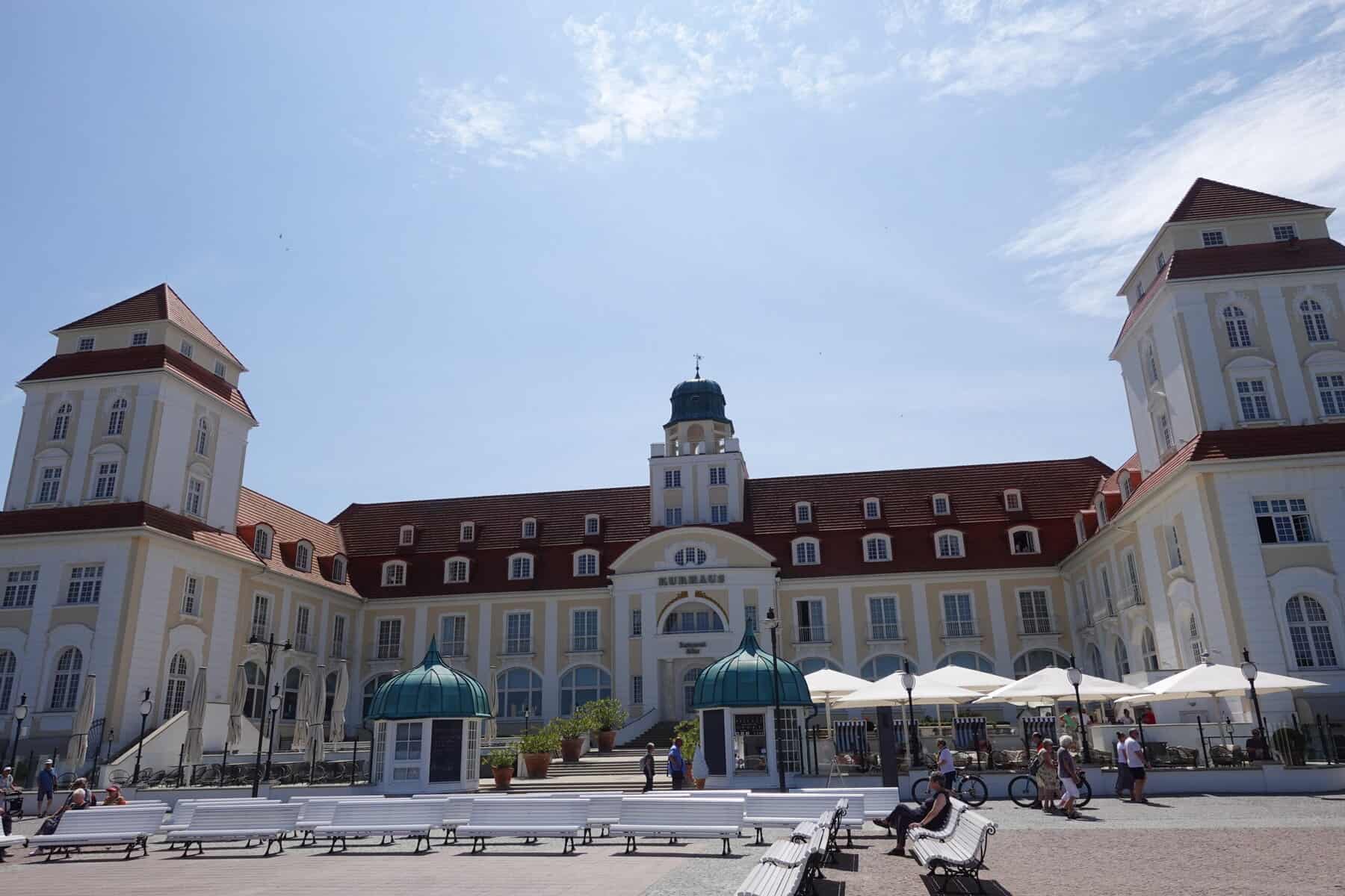 Kurhaus Binz weißes Grand Hotel rote Dächer Türme Terrasse Rügen Ostseebad