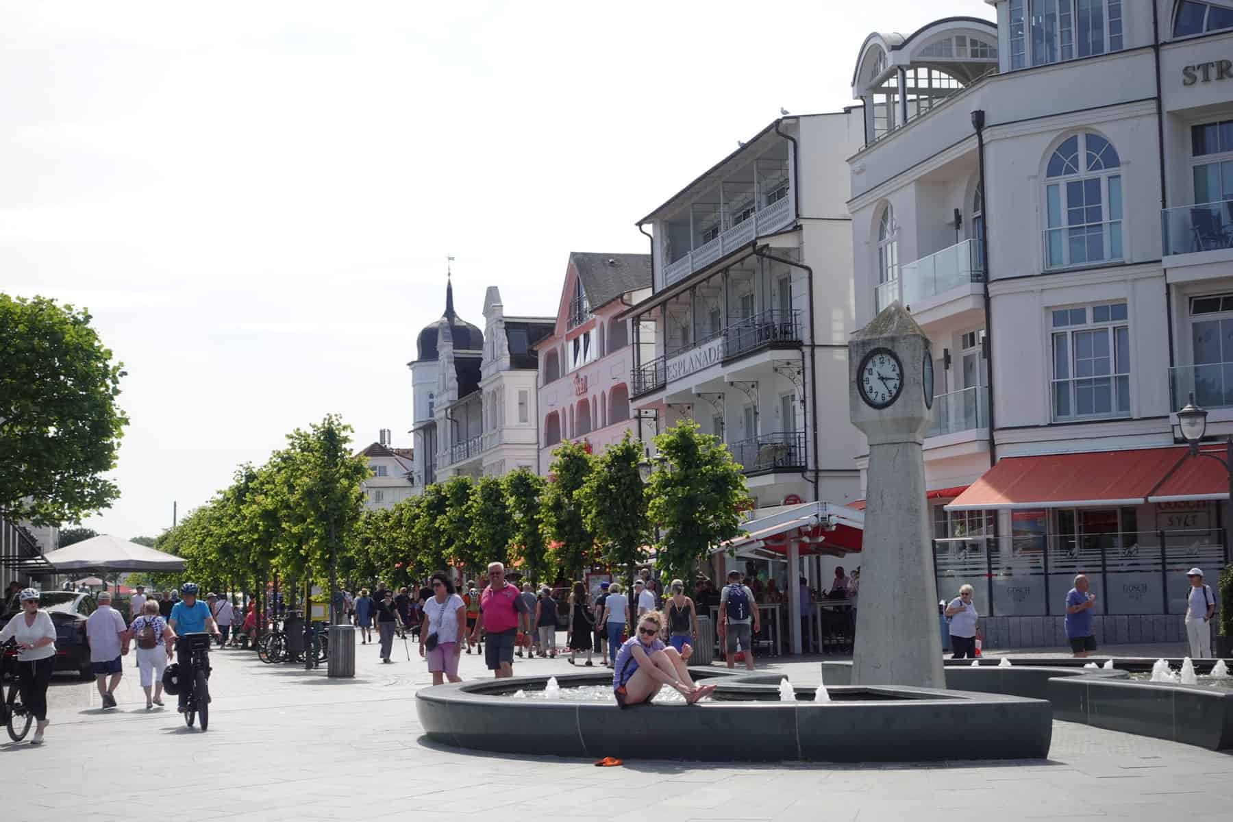 Binzer Strandpromenade bunte Bädervillen Uhrenturm Flaniermeile Ostseebad Rügen