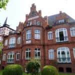 Villa Glückspilz Binz rote Backsteinvilla Bäderarchitektur Rügen mit Erkern und Balkonen
