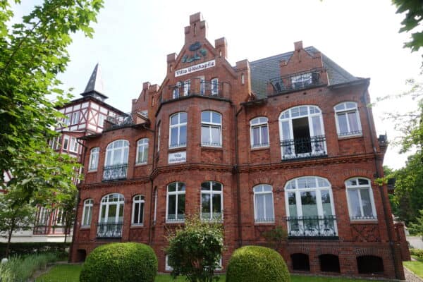 Villa Glückspilz Binz rote Backsteinvilla Bäderarchitektur Rügen mit Erkern und Balkonen