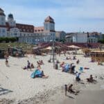 Binzer Strand mit Kurhaus im Hintergrund und Strandaktivitäten