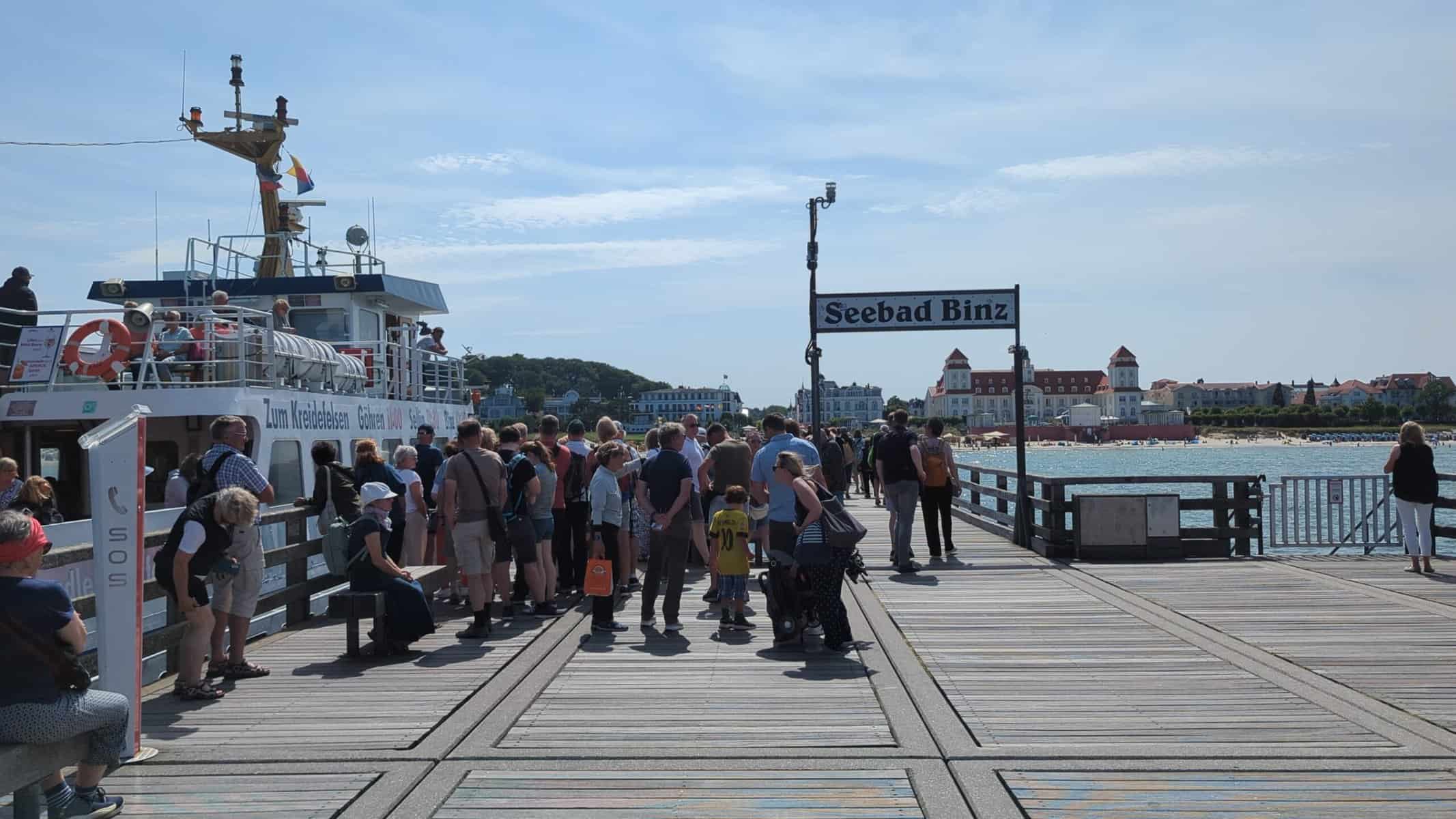 Seebrücke Binz mit wartenden Gästen und Schiff "Seebad Binz"
