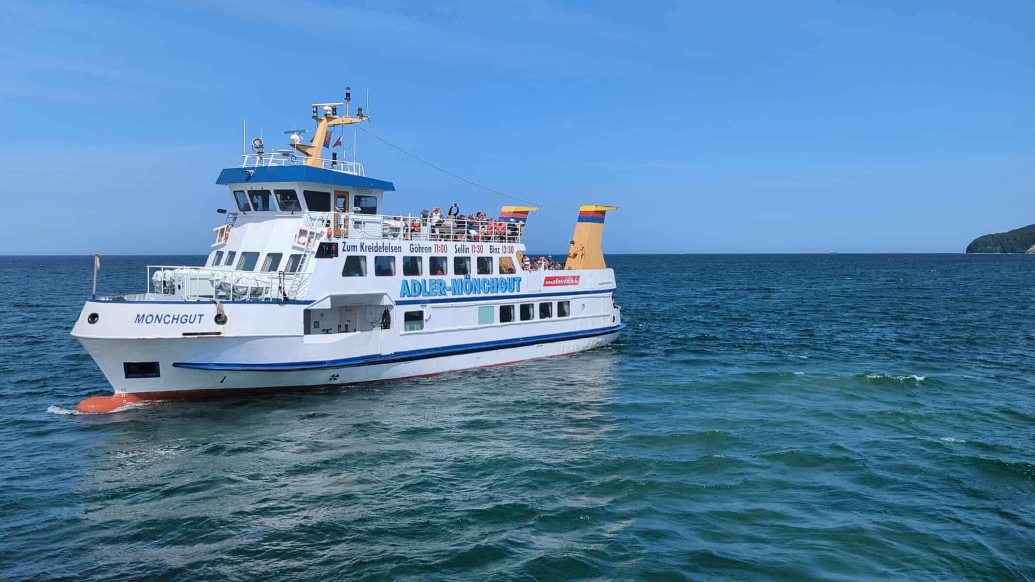 Ausflugsschiff Adler-Mönchgut auf der Ostsee mit Passagieren