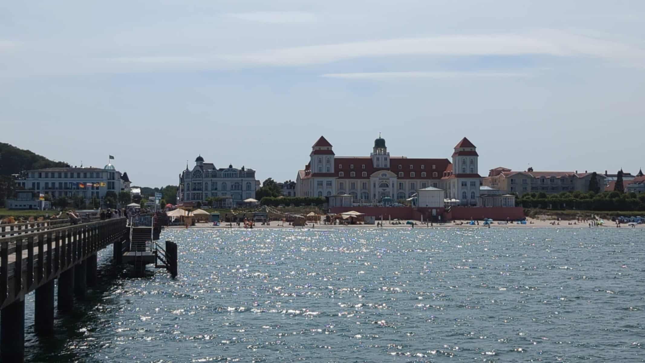 Binz Panorama vom Wasser aus mit Kurhaus und Strandpromenade