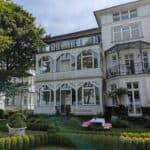 Historische Villa in Sellin mit weißen Holzveranden und gepflegtem Garten