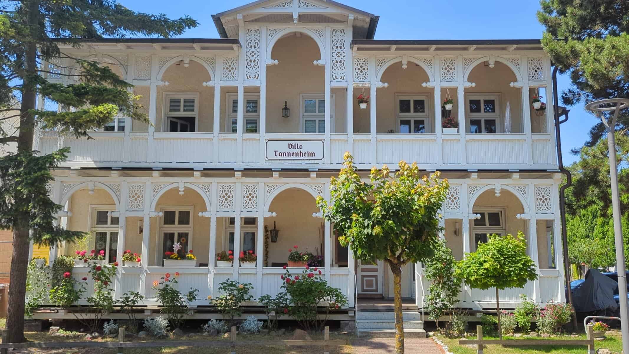 Historische Bäderarchitektur Villa Tonnenheim in Binz mit weißen Veranden und Blumenschmuck