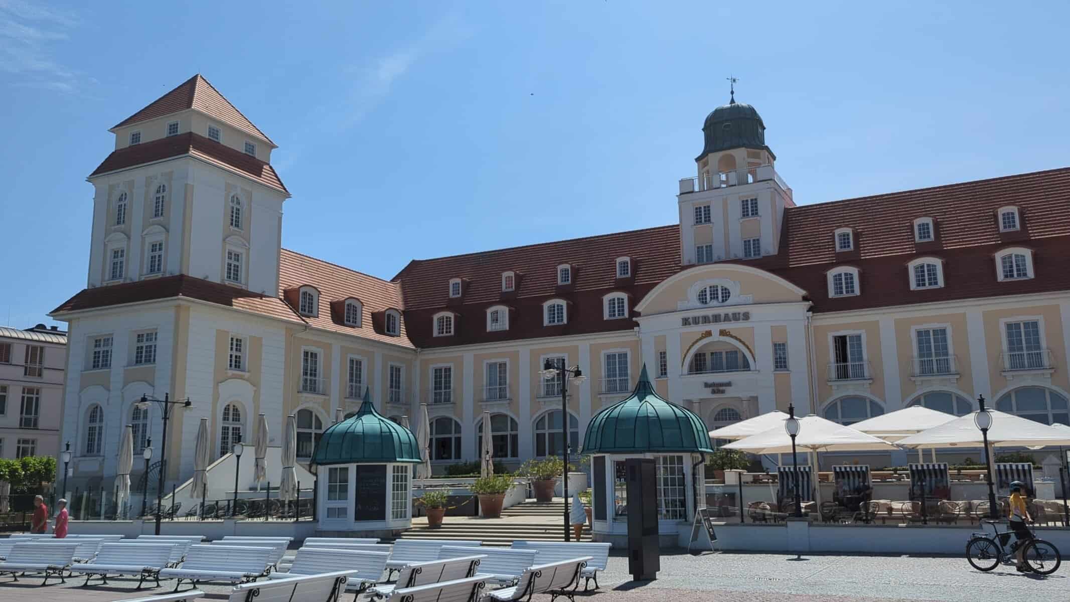 Kurhaus Binz mit klassizistischer Architektur und grünen Kuppeln am Hauptplatz