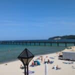 Strand von Binz mit Seebrücke, Badegästen und Strandkörben