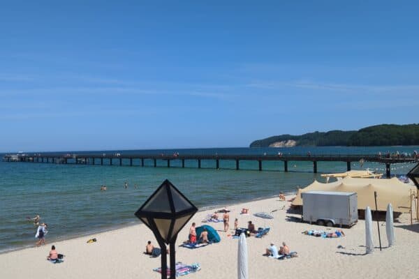 Strand von Binz mit Seebrücke, Badegästen und Strandkörben