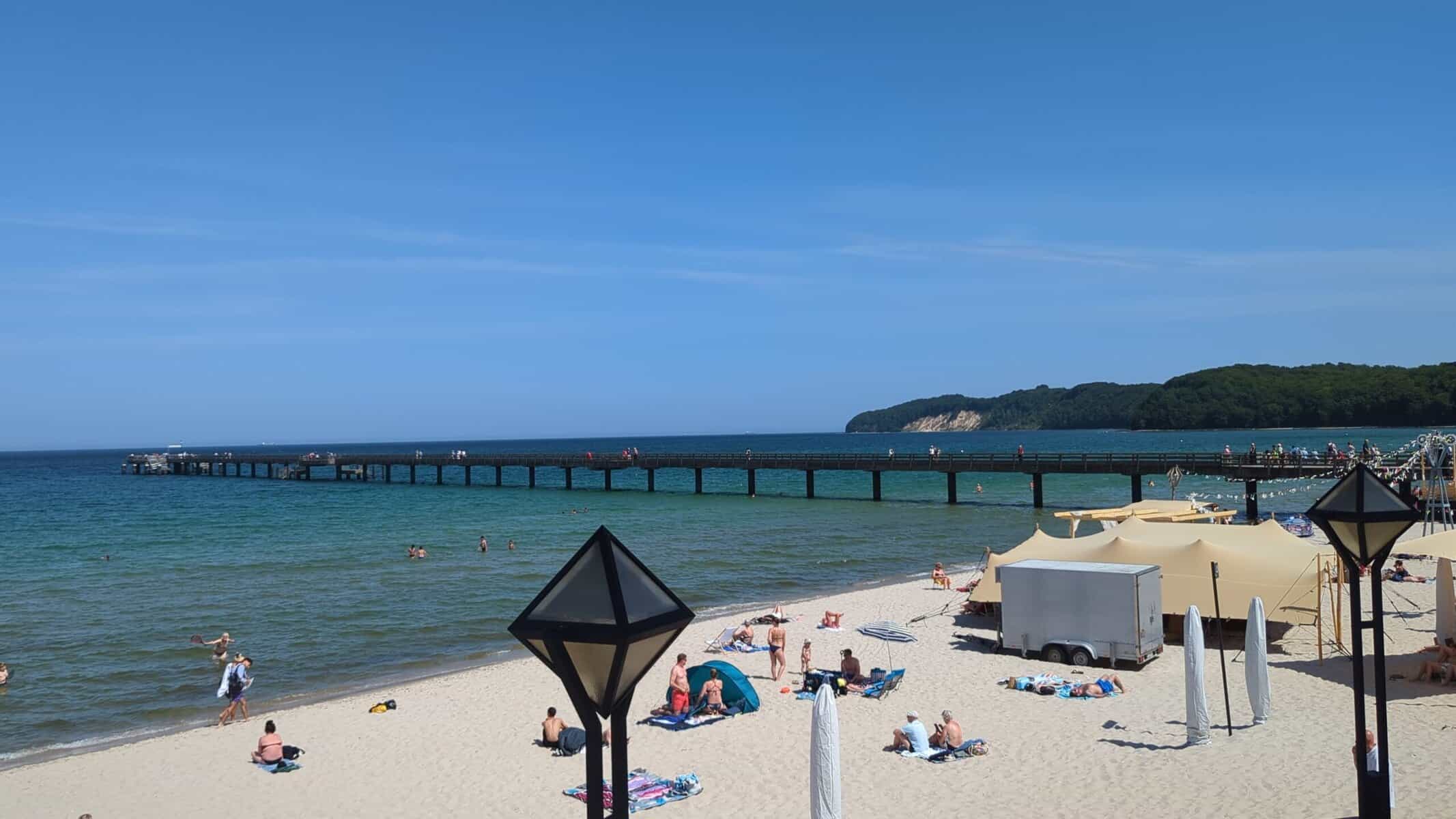 Strand von Binz mit Seebrücke, Badegästen und Strandkörben