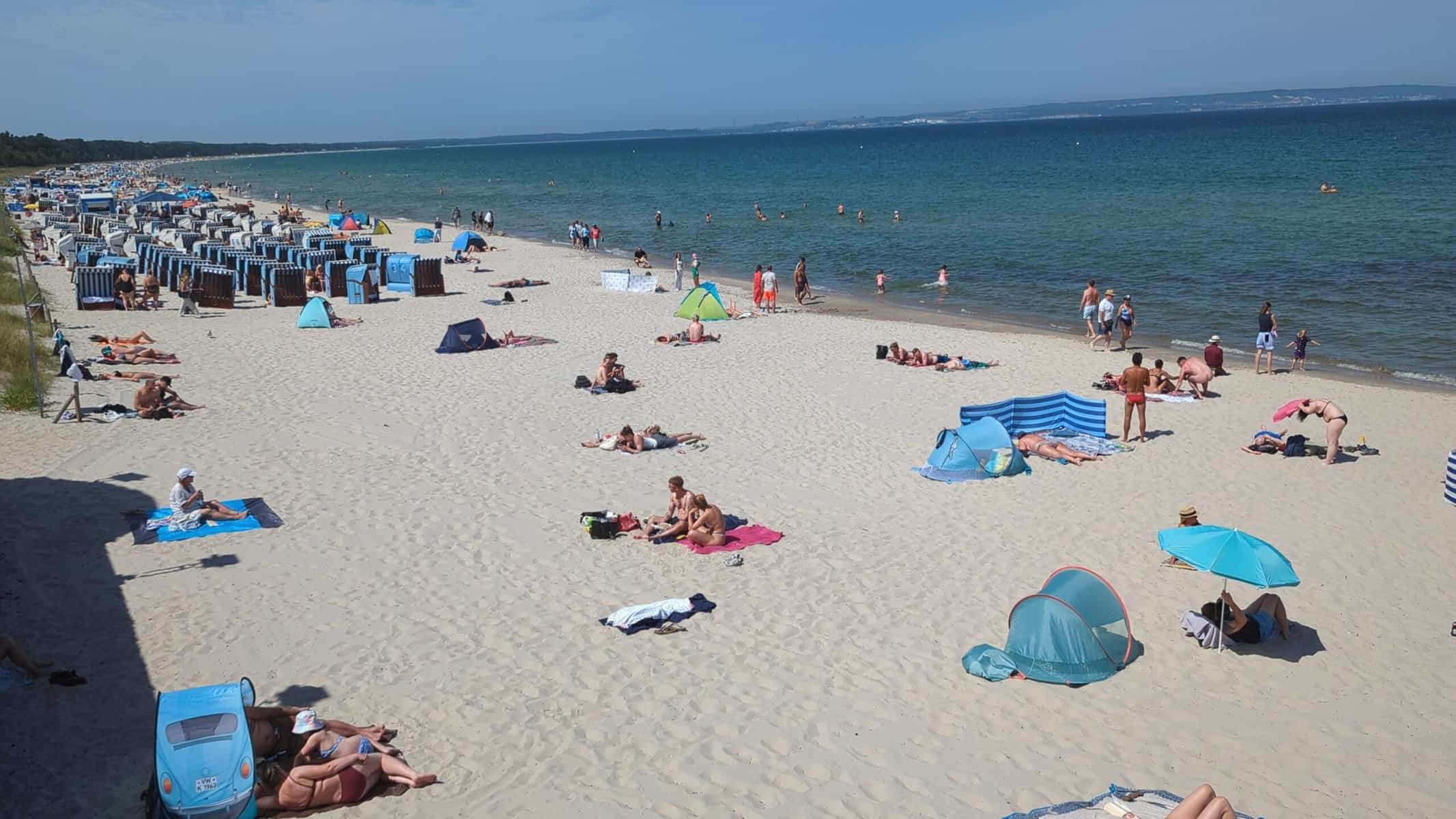 Binzer Strand mit bunten Strandkörben, Badegästen und Meerblick