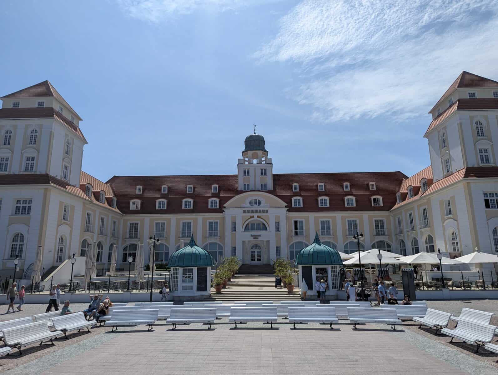 Kurhaus Binz Frontansicht mit symmetrischen Türmen und Haupteingang
